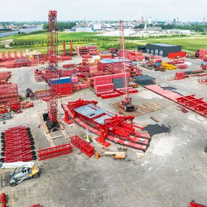 Hilfskräne von Mammoet unterstützten den Bau, darunter zwei 250-Tonnen-Raupenkräne und ein 140-Tonnen-Gottwald-Hafenmobilkran.(Bild:  Mammoet)