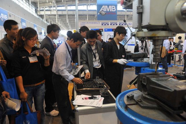 Die chinesischen Besucher konnten alles bestaunen, was in der Metallbearbeitung gebraucht wird, von großen Maschinen ... (Bild: AMB China)