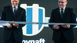 Die Polyethylenanlage wurde in der Raffinerie Slovnaft vom Staatssekretär des slowakischen Ministeriums für Wirtschaft, Miroslav Obert (rechts), und dem Vorsitzenden und CEO von Slovnaft, Oszkár Világi (links), feierlich eröffnet. (Bild: Slovnaft)