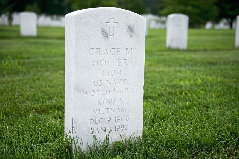 Die Grabstätte von Grace Hopper auf dem Nationalfriedhof in Arlington. (Bild: frei lizenziert)