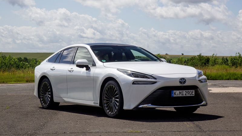 Die Linienführung der Brennstoffzellenlimousine ist Coupé-artig. (Bild: Harald Dawo)