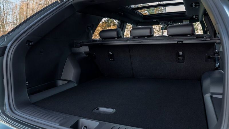 Der Actyon ist auch in der Hybridversion ein Auto mit hohem Nutzwert, was sich unter anderem an dem 668 Liter großen Kofferraum zeigt. (Bild: KGM)