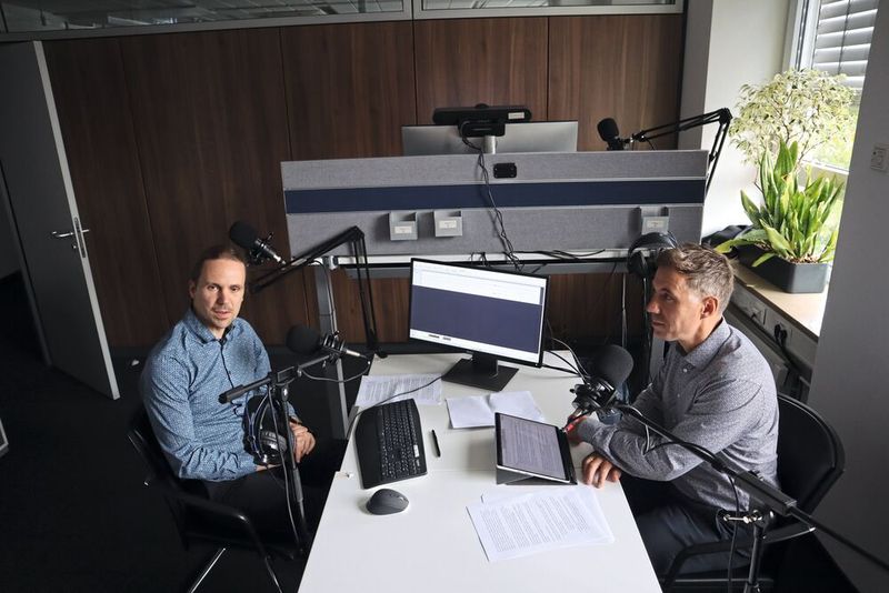 „Modularisierung nur der Modularisierung willen ist heiße Luft – Nur, wenn man das gesamte Projekt integriert und als Kette betrachtet, dann bringt es wirklichen Mehrwert.” Christian Peintner, Geschäftsführer der Engineering-Experten von Spiegltec (rechts) im Gespräch mit PROCESS-Redakteur Dominik Stephan (Bild: Wühr/PROCESS)