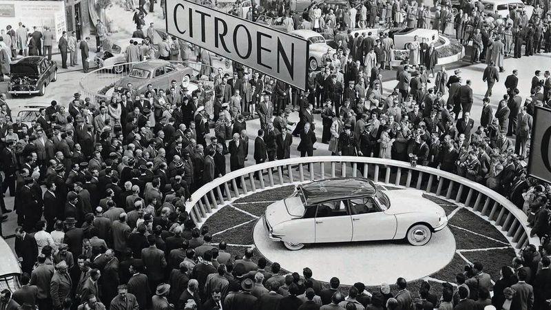  70 Jahre Citroen DS – Auf dem Pariser Salon 1955 feierte die futuristische Limousine ihre Weltpremiere. (Bild: DS)
