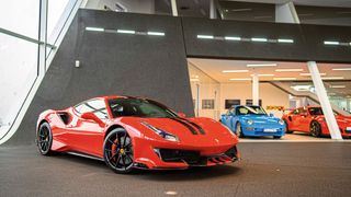 Vor der für Audi-Showrooms typischen Avus-Kurzve präsentiert David Finest Sports Cars exklusive Sportwagen. (Bild: David Finest Sport Cars)