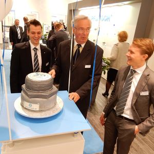 Startschuss für das Jubiläumsjahr: Auf der Hannover Messe schneidet Pflitsch-Geschäftsführer Harald Pflitsch (m.) gemeinsam mit der nächsten Unternehmer-Generation Roland Lenzing (l.) und Mathias Stendtke die Jubiläumstorte im Uni-Dicht-Design an.
