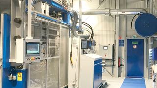Die im speziell ausgerüsteten Technikum von T. Michel Formenbau installierte Partikelschäumanlage lässt sich bei Bedarf per Thermofoamer-Ausrüstung für das dampfarme Partikelschäumen umrüsten, heißt es. (T. Michel)
