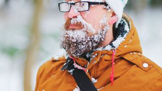 Sinken die Temperaturen, haben Menschen größeren Appetit. Nun haben Forscher herausgefunden, dass Frieren die Produktion von Gallensäuren steigert und so das Darmmilieu verändert.  (©raisondtre - stock.adobe.com)