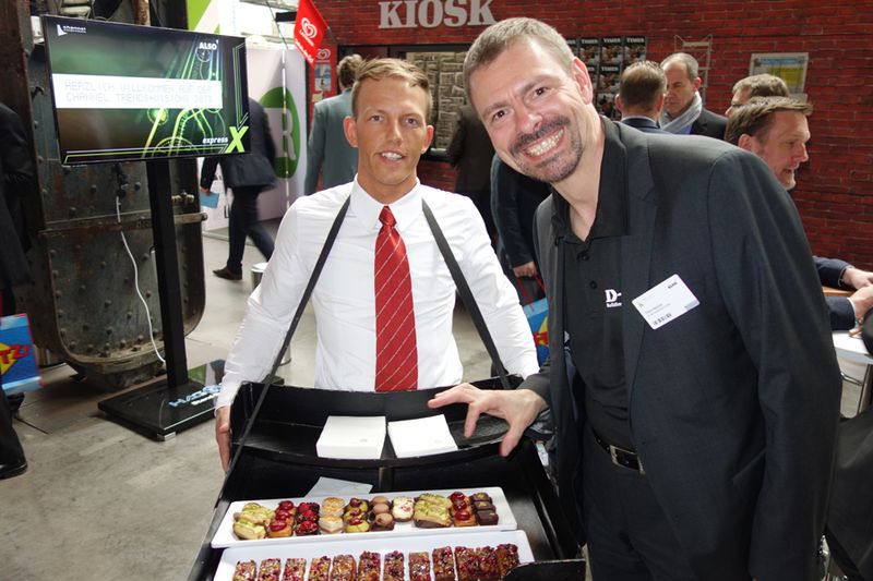 Thilo Heinze, D-Link, konnte der süßen Verführung nicht widerstehen. (Bild: IT-BUSINESS)