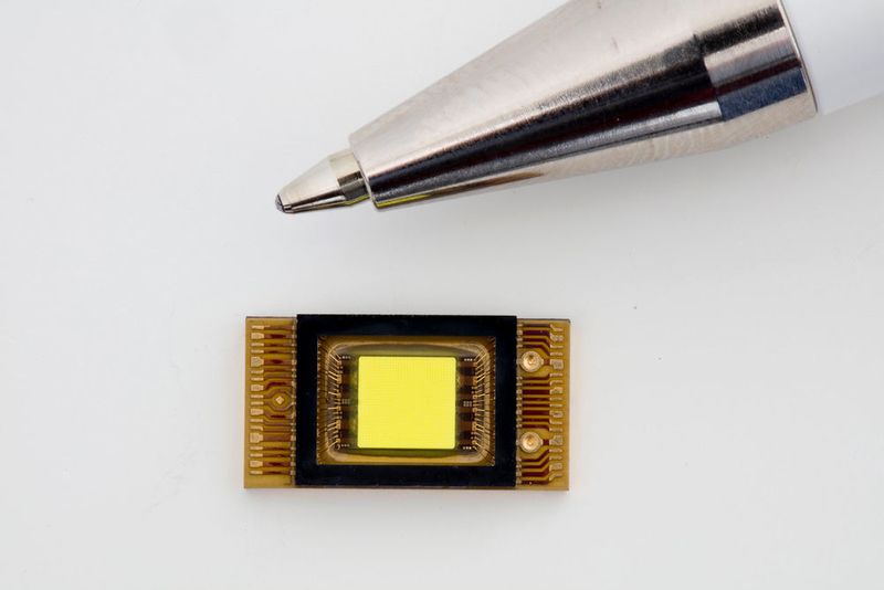Im neuen Ansatz ist die Elektronikansteuerung der LED in den Chip integriert. (Osram)