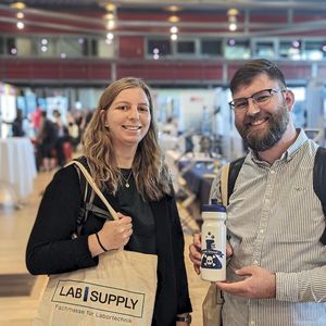 Besucherstimmen der LAB-SUPPLY Berlin Ulrike Lohr und Paul Seidel von der TU Chemnitz  Lohr: „Man lernt hier Dinge kennen, die man vielleicht so noch nicht auf dem Schirm hatte.“  Seidel: „Wir kommen wahrscheinlich auch beim nächsten Mal wieder zur LAB-SUPPLY, weil es kostenlos ist und für uns eine kurze Anreise. Auch gibt es hier einige Vorträge, die interessant für uns sind.“   Mehr Infos zu den kommenden LAB-SUPPLY-Messen finden Sie auf www.lab-supply.info(Bild:  VCG – Lüttmann)
