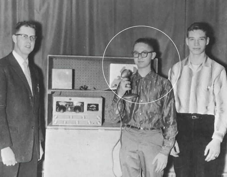1960: Ron Stordahl: Er ist Präsident des ‚Radio Club at Lincoln High School‘. (im Kreis) (Digi-Key)