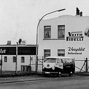 1956 begann der Aufbau einer Vertriebsorganisation von Servicestationen, die erste Vergölst-Werksniederlassung wurde in Frankfurt am Main eröffnet. 1961 übergab Hubert Vergölst die Geschäftsführung an den bisherigen kaufmännischen Leiter Fritz Peters. Zeitgleich übernahm Continental als stiller Teilhaber Anteile am Unternehmen Vergölst. (Bild:  Vergölst)