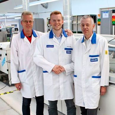 Mit dem Übergang der Gesellschaftsanteile im Juli 2016 ist der Generationenwechsel bei Vierling abgeschlossen. Werner Vierling (rechts) und Manfred Vierling (links) übergeben die Verantwortung an Martin Vierling (Mitte) als Mehrheitsgesellschafter und alleinigen Geschäftsführer.
