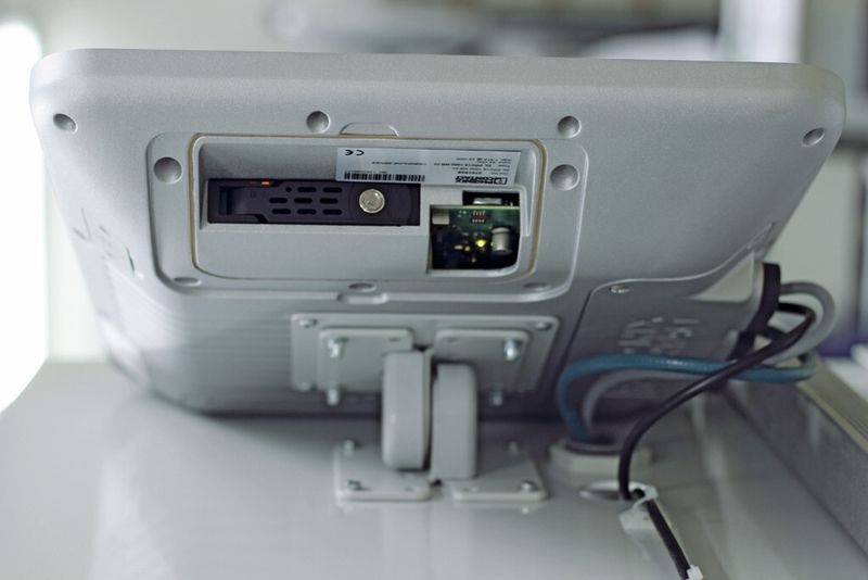 Bild 3: Das durchdachte Service- und Installationskonzept überzeugt durch einen einfachen Zugang zu den Anschlüssen und Komponenten. (Bild: Phoenix Contact)