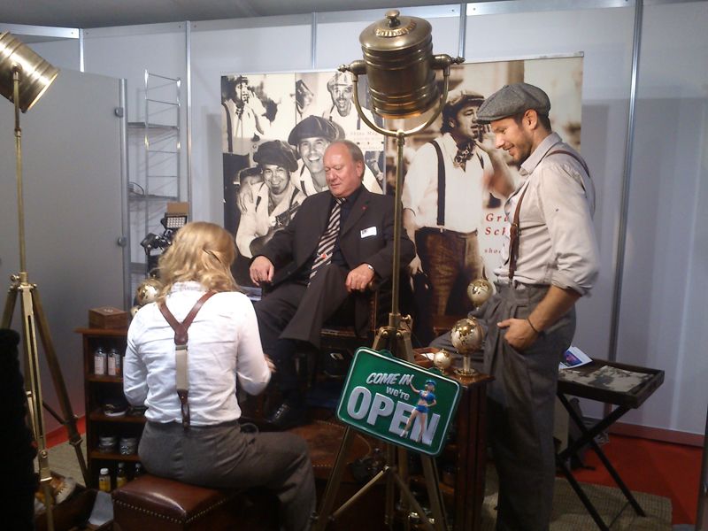 Schuhe putzen für den guten Zweck: Das Kinder- und Jugendhospiz Löwenherz freute sich über eine Spende von 800 Euro. Im Bild: Siegfried Michael, Firmengründer und Vorstandsvorsitzender der Michael Telecom AG, bei den Shoe Shine Boys mit Shoe Shine Girl (Bild: Michael Telecom)