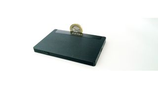 Die Zbox PI225 von Zotac ist kleiner als eine 2,5-Zoll-SSD aber trotzdem ein kompletter PC mit Windows 10. (Vogel IT-Medien)