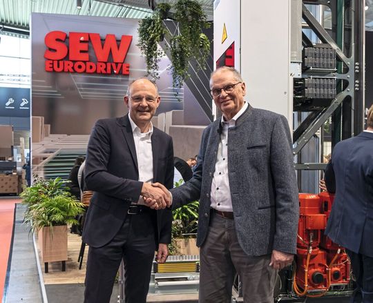 Dr. Hans Krattenmacher (SEW-Eurodrive) und Michael Wolter (Safelog) besiegeln auf der Logimat die Kooperation.(Bild:  SEW-Eurodrive)