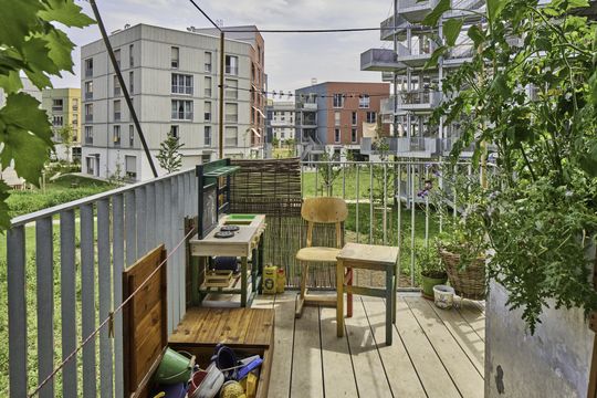 Die vorgelagerten  „Vogelnestbalkone“ am Laubenganghaus bieten privaten Rückzug und fördern zugleich das nachbarschaftliche Miteinander.(Bild:  Jens Weber/Connolly Weber Photography)