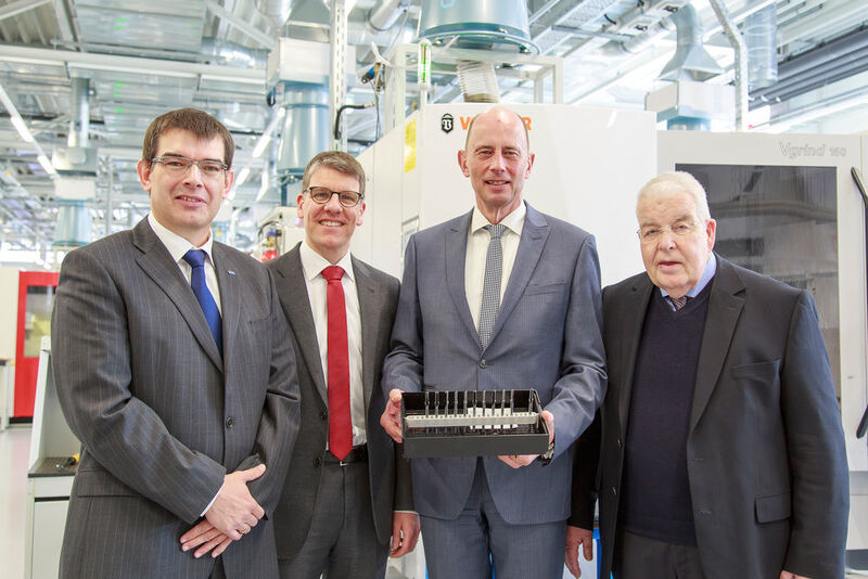 Von links: Dr. Tim Gudszend (Geschäftsführer Weisskopf Werkzeuge), Dr. Jochen Kress (Geschäftsleitung Mapal), Wolfgang Tiefensee (Wirtschaftsminister Thüringen), Dr. Dieter Kress (Geschäftsführender Gesellschafter Mapal). (Mapal)
