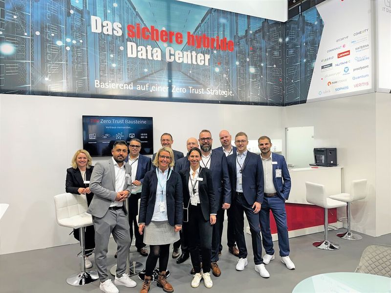 Stephanie Steen (IT-BUSINESS) mit dem TIM-Team (Bild: Vogel IT-Medien GmbH)