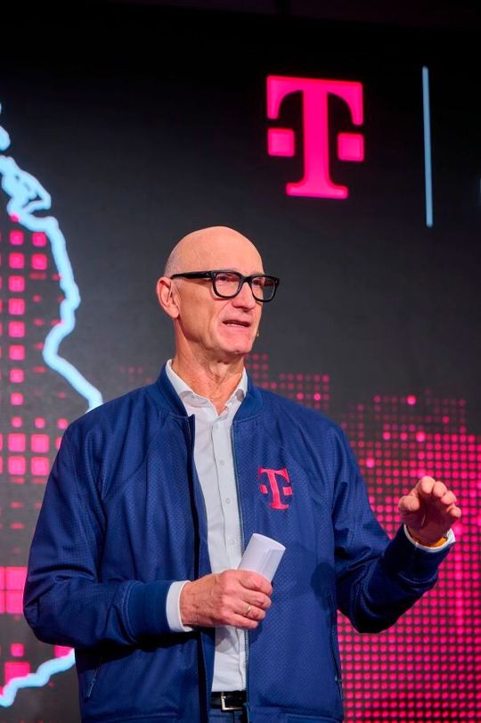 „Wir reden nicht, die Telekom macht”, sagt Tim Höttges, CEO Deutsche Telekom. “Wir investieren in KI. Wir beweisen hier, dass Europa KI kann.“(Bild:  Deutsche Telekom AG / Cindy Albrecht / Robert Dieth)