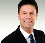 Titel, Name: Dr. Frank Stietz  Funktion: Mitglied des Vorstands/ Global Business Unit (GBU) Heraeus Electronics (HET)  Firma:Heraeus Holding GmbH    Ausbildung: studierte und promovierte Physik an der Technischen Universität Ilmenau,  habilitierte an der Universität Kassel,  Master of Business Administration von den Universitäten Augsburg und Pittsburgh   Berufliche Laufbahn:  Dr. Frank Stietz arbeitete in verschiedenen Management-Positionen innerhalb der Zeiss Gruppe, zuletzt als Mitglied der Geschäftsführung des Geschäftsbereichs Mikroskopie. Ein weiterer Schwerpunkt seiner Arbeit war die Entwicklung von neuen Produkten in den Bereichen Medizintechnik, Consumer Optik und Halbleiterindustrie. (Bild: Heraeus)