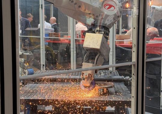 Apply bevels fully automatically: In addition to post-processing cut parts, Teqram’s Easy Grinder can also automatically perform weld seam preparation.(Image:  Tanja Ponzer)