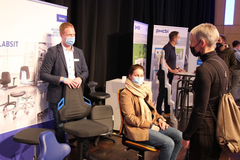 Die Laborstühle von Bimos sind auf der LAB-SUPPLY ein gern genutztes „Actual Reality“-Erlebnis – ergonomisch und bequem.    Weitere Infos zu den kommenden LAB-SUPPLY-Messen finden Sie auf www.lab-supply.info.  (LABORPRAXIS, C. Lüttmann)