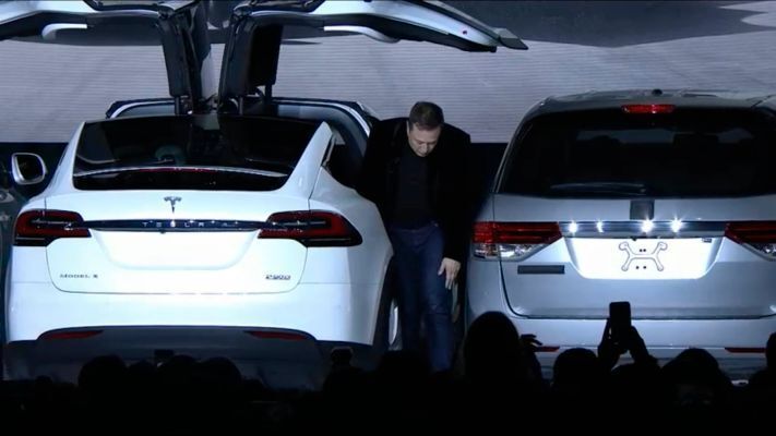 Wir wollten einfach eine Lösung bieten, die besser funktioniert als herkömmliche Minivan-Türen.  (Tesla)