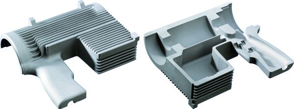 Bild 1: Gegossene Gehäuseschale aus Aluminium, die auf der Außenfläche mit Kühlrippen überzogen ist, außer im Griffbereich (links). Der Innenbereich enthält den Einbauraum für die Elektronik und den Antriebsmotor (rechts). (Archiv: Vogel Business Media)