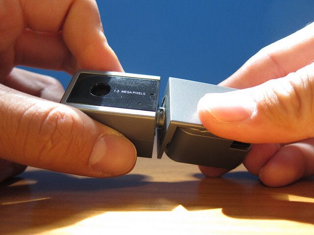 Snap off the useless half of the webcam (Bild: PLOTS/CC BY 2.0)