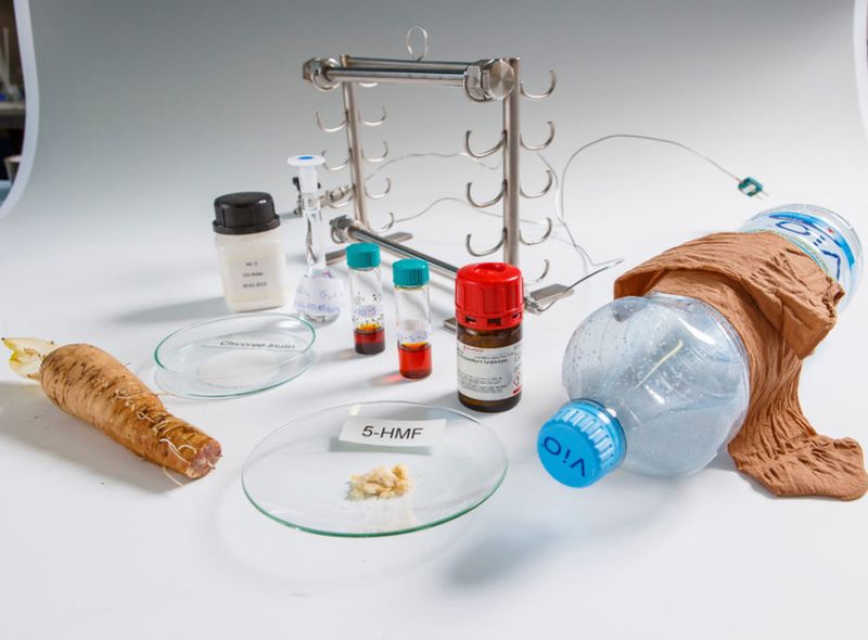 … die Grundlage für Nylon, Polyester, Perlon oder Kunststoff-Flaschen. (Bild: Universität Hohenheim)