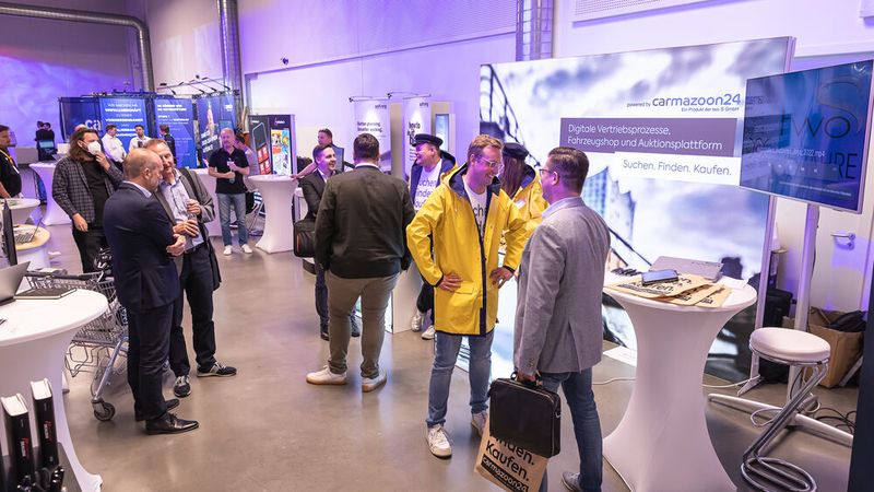 Mit ihren gelben Friesennnerzen erregten die Mitarbeiter von Two S viel Aufsehen. Der Vermarktung ihrer Plattform Carmazoon half das ganz bestimmt. (Bild: Stefan Bausewein)