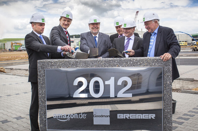 Amazon ist begehrt. Kurt Beck, Ministerpräsident von Rheinland- Pfalz, setzt den Grundstein für das Projekt in Koblenz. (Bild: Amazon)