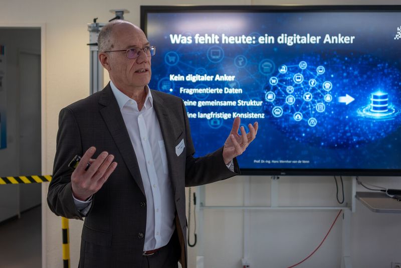 Prof. Dr. Hans Wernher van de Venn, Leiter Kompetenzzentrum für digitale Automatisierung, gab Einblicke in die Praxis und laufende Projekte. (Bild: SMC Schweiz AG)