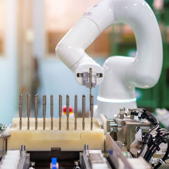 Cobots entlasten Mitarbeiter bei wiederkehrenden, ermüdenden und riskanten Tätigkeiten. Außerdem überzeugen sie durch Kosteneffizienz.(Bild:  Nay - stock.adobe.com)