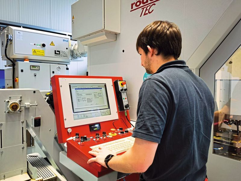 Pour faciliter la tâche aux clients, la programmation des opérations de fabrication sur la machine a été considérablement simplifiée. (Röders GmbH)