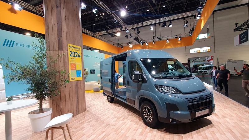 Während Mercedes-Benz in diesem Jahr keinen eigenen Stand hatte, war Stellantis wieder auf der Messe vertreten. Kein Wunder: Der Fiat Ducato ist zwar kein Platzhirsch mehr, aber er spielt als Basisfahrzeug immer noch eine wichtige Rolle. (Bild: Mauritz – VCG)