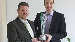 Felix Maier, Geschäftsführer Fahrzeugindustrie (rechts), und Markus Richter (Vertrieb) von Atlas Copco Tools Central Europe.  (Bild: Atlas Copco Tools)