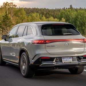 Der EQS SUV überzeugt mit einer Agilität und Handlichkeit, die den Fahrer die 2,8 Tonnen Gewicht vergessen lassen.(Bild:  Mercedes-Benz)