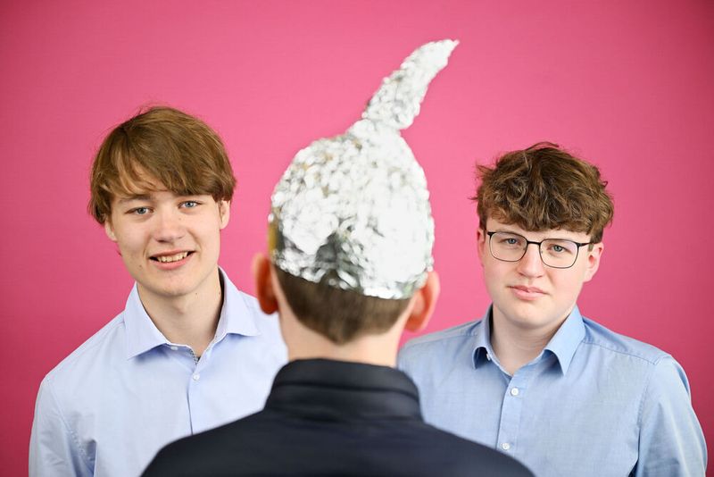 Arthur Achilles (17, links) und Simon Rulle (16) aus Nordrhein-Westfalen wurden Bundessieger im Fachgebiet Mathematik/Informatik. Die beiden entwickelten eine Software, die antisemitische Tweets oder Postings in sozialen Netzwerken in Echtzeit zuverlässig identifizieren kann. Sie nutzen unter anderem zwei neuronale Netzwerke, um zudem die spezifischen Onlinekommunikationsbeziehungen auszuwerten. (Bild: Stiftung Jugend forscht e V. / Max Lautenschläger)