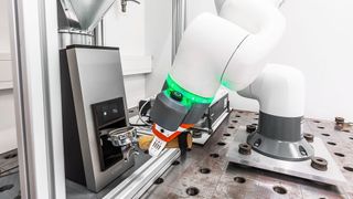 Anwender können den Kuka-Cobot mit der Hand führen und ihm so die gewünschten Aufgaben wie Bewegungen und Wartezeiten durch Tastendruck beibringen. (Bild: Kuka)
