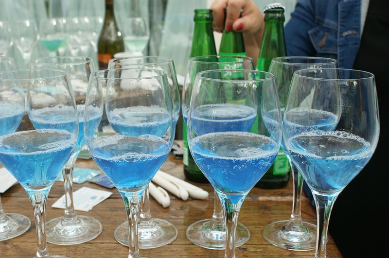 Die Tour durch das Algenrechenzentrum von Windcloud 4.0 und Novagreen endet wie sie angefangen hat - in Blau. Doch dieses Mal handelt es sich um Spirulina Blau (Phycocyanin), den einzigen natürlichen blauen Farbstoff für Lebensmittel. Er hat sich in Sekt aufgelöst.  (Ulrike Ostler/Vogel IT-Medien GmbH)