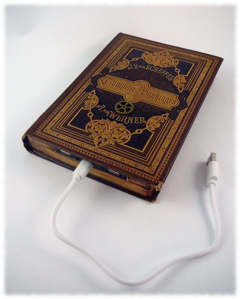 Smartphone, Tablet oder andere elektrische Helferchen sind unterwegs eben nur so lange nützliche Begleiter, wie der Akku mitmacht. Die powerBoox verfügt über zwei USB-Anschlüsse, mit denen man zwei mobile Geräte gleichzeitig laden kann. Für 169 Euro gibt es die Powerbank powerBoox „Zweite Puste“. (BooxBe.com)