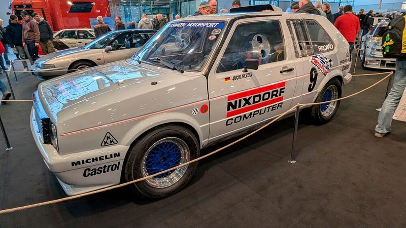 Für das berühmte Pikes-Peak-Bergrennen in den USA einst gebaut: der Golf Bimotor.  In diesem sitzen sowohl vorne als auch hinten ein 1,8 Liter großer, mit einem KKK-Turbolader aufgeblasener Motor aus dem Golf 2 GTI 16V breit (Leistung: jeweils 326 PS). (Bild: Dominsky – VCG)