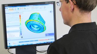 Mittels FEM-Simulation testet dieser IPH-Ingenieur die Umformung eines Stahlkolbens. (Bild: IPH)