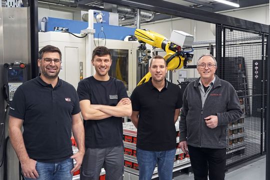 Tout le monde est satisfait du résultat (de gauche à droite) : Benjamin Klenk, chef de projet chez MartinMechanic ; Alessandro Uva, directeur de production chez Mandatec ; Marcel Sütterlin, PDG de Mandatec ; et Gustav Fricker, PDG d’Helfina.(Source :  Helfina AG)