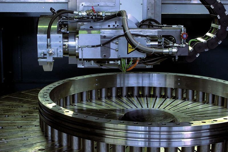 Mit Planmaster-Maschinen lassen sich große Werkstücke nicht nur schleifen, sondern auch drehen, bohren, fräsen, reiben. Auch Gewinde können geschnitten werden.  Bild: Elb-Schliff (Archiv: Vogel Business Media)