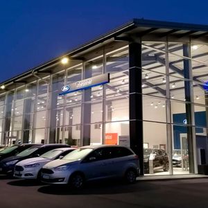 Auf einem 8.000-Quadratmeter-Grundstück ist ein 2.000 Quadratmeter großer Ford-Vollfunktionsbetrieb entstanden.(Bild:  Autohaus Reuner)